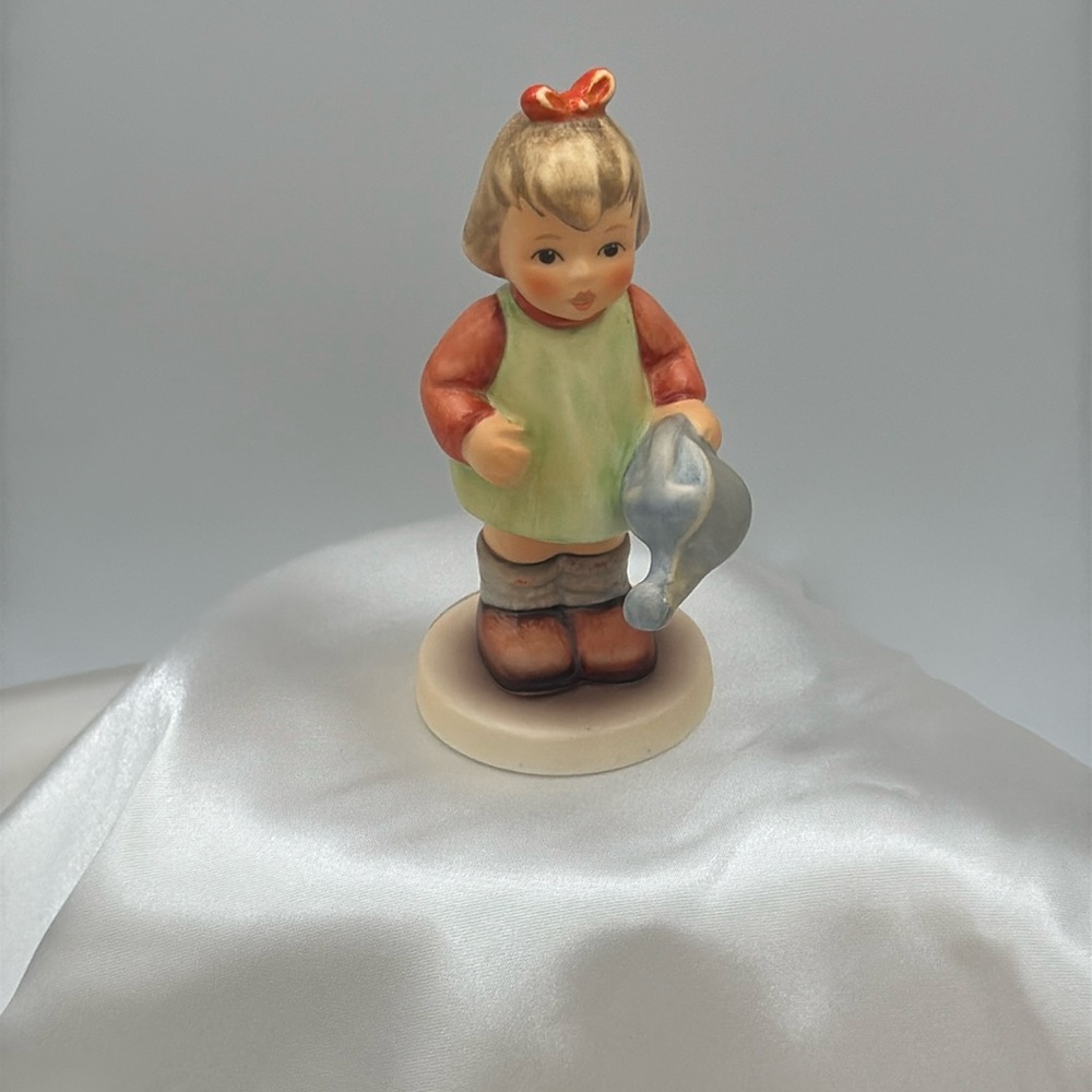 1996 Natures Gift #729 M.I.Hummel Club Goebel Germany Figurine.